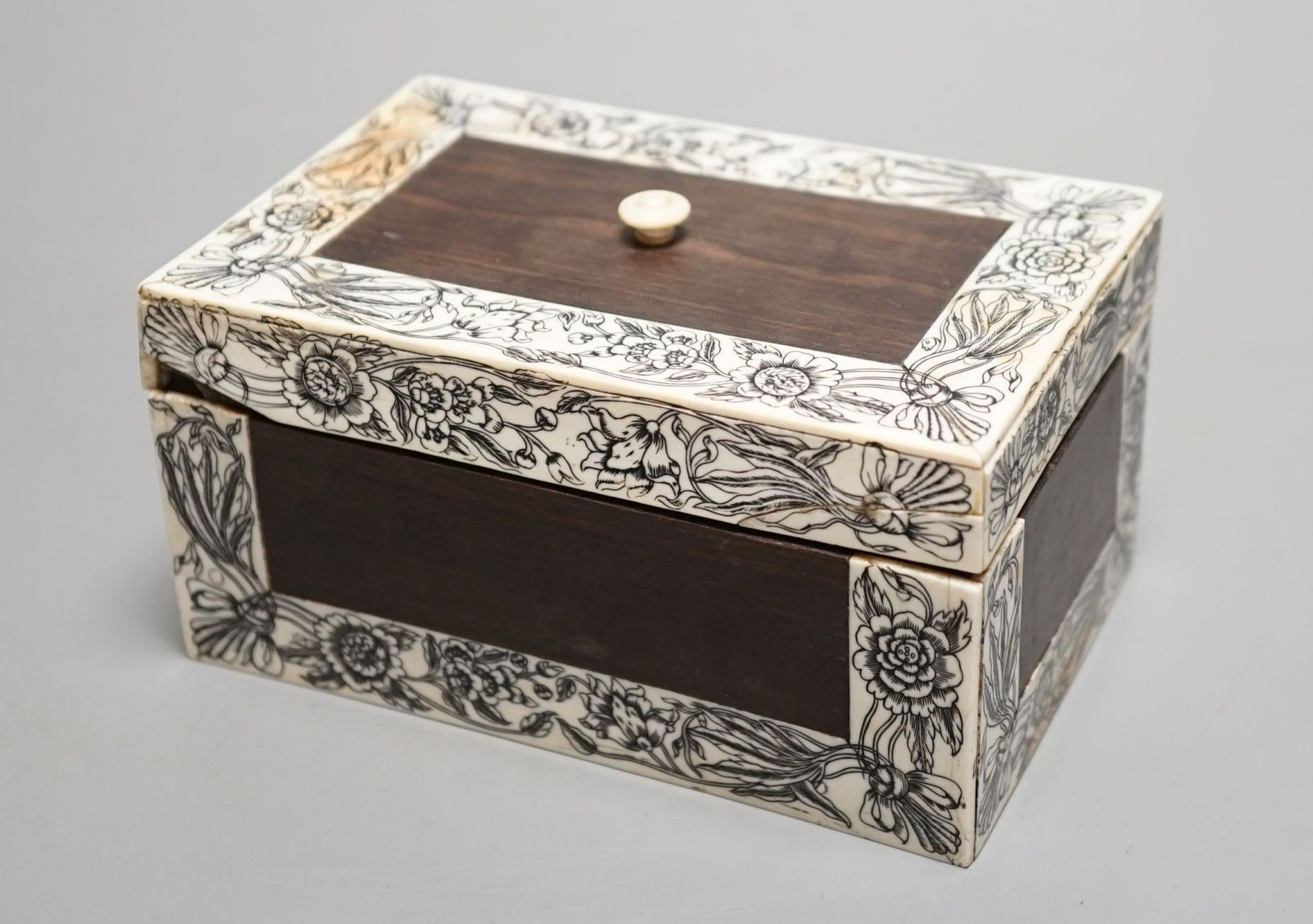 A 19th century Vizagapatam Ivory and rosewood box and cover - 7cm tall